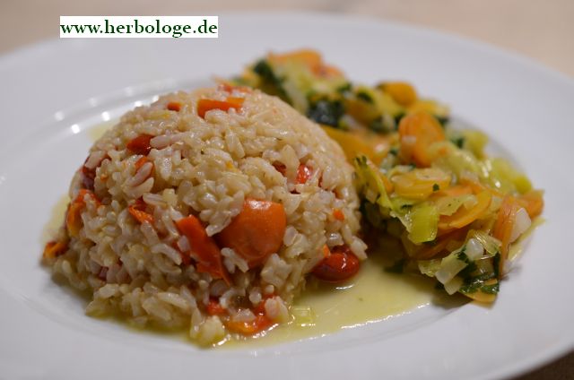 Hagebutten-Reis mit Wildkräuter-Lauch-Gemüse.