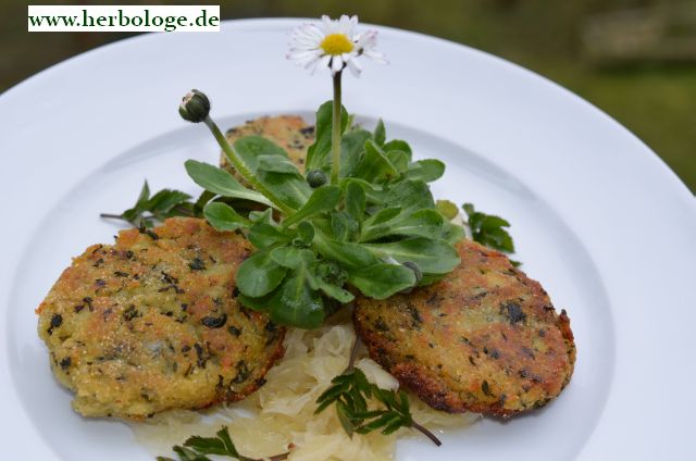 Kräuterkartoffel-Laiberl auf Sauerkraut - vegan