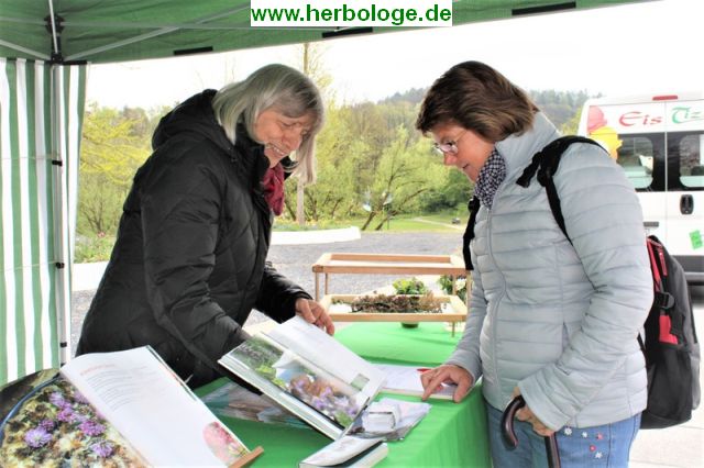 Am Büchertisch beim Kräuterkirta in Waldkirchen - Foto von Frau Jutta Poth, von der Presse